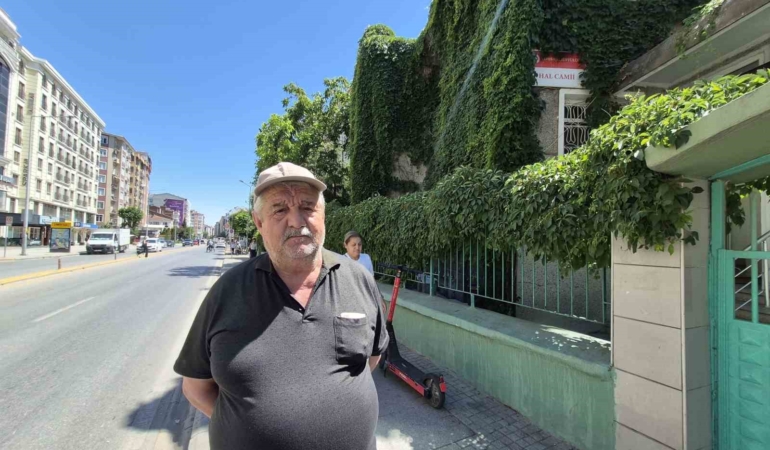 15 yıldır gönüllü bekçiliğini yaptığı Sarmaşıklı Cami’ye gözü gibi bakıyor