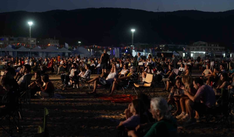 Yeniköy Sahili’nde 25 bini aşkın kişi Perseid Meteor Yağmuru’nu izledi