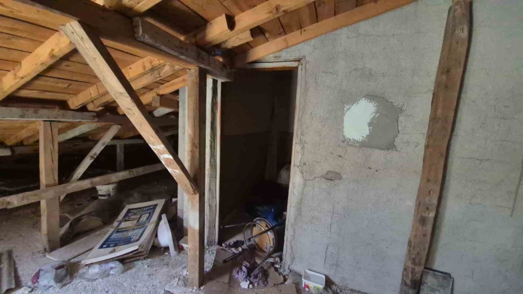 Hırsızların hedefi bu kez apartmanın çatı kapısı oldu