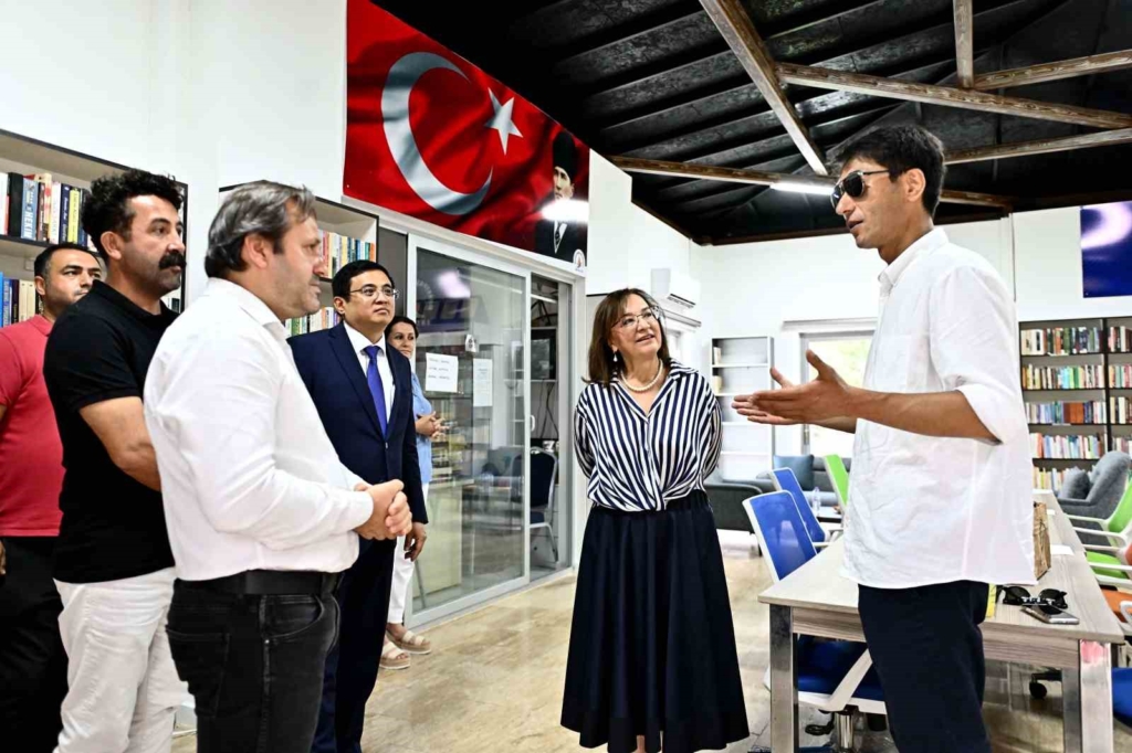 Cengiz Aytmatov’un oğlu ünlü yazarın daha önce yayımlanmamış çalışmalarını Antalya’daki kütüphaneye bağışladı
