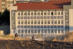 Beylikdüzü’nde otluk alanda korkutan yangın: Alevler sitelere kadar yaklaştı