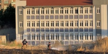 Beylikdüzü’nde otluk alanda korkutan yangın: Alevler sitelere kadar yaklaştı