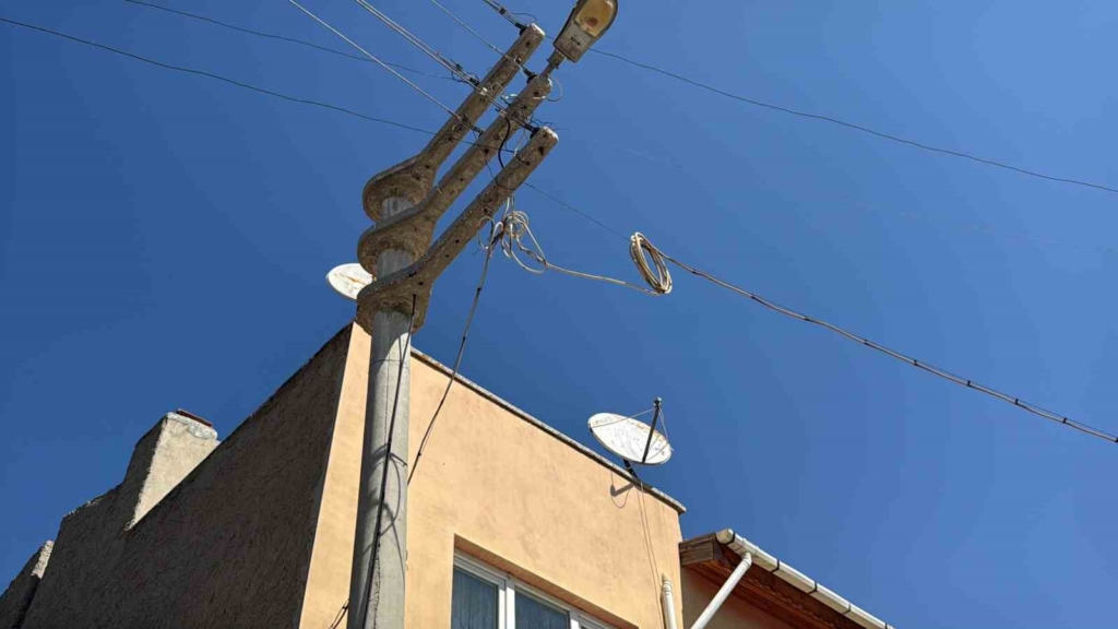 Elektrik direğinden düşen izolatör parçası park halindeki aracının camını kırdı