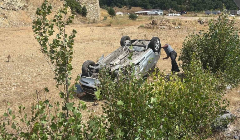 Tavşanlı’da hafriyat kamyonuyla çarpışan otomobilde 4 yaralı