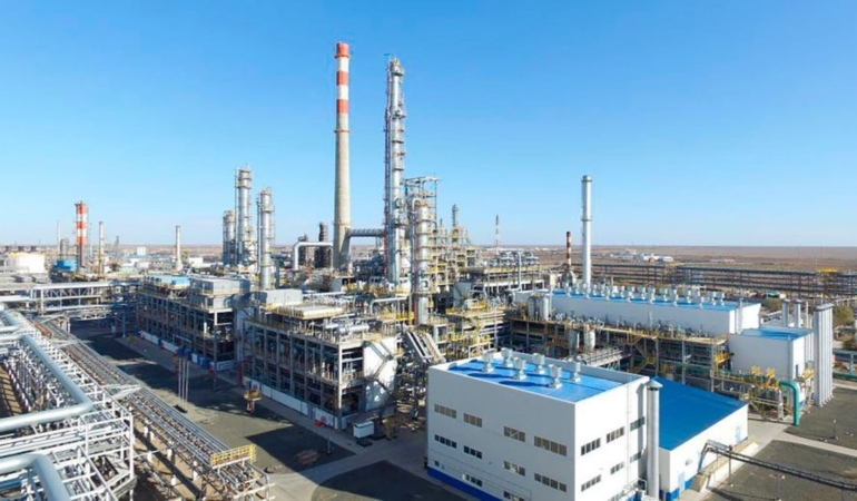Kazakistan’da petrol rafinerisindeki yangın söndürüldü