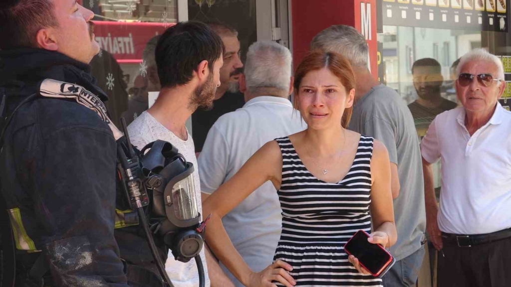 Babanın yaptığı kaynaktan çıkan kıvılcımlar, oğlunun işlettiği bayan kuaföründe yangın çıkardı