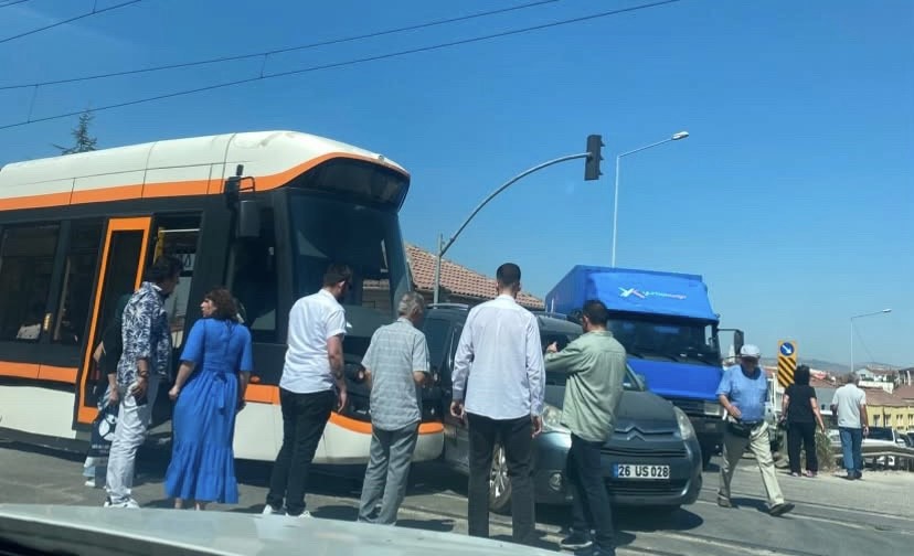 Eskişehir’de tramvay ile araç çarpıştı, seferlerde aksama yaşandı