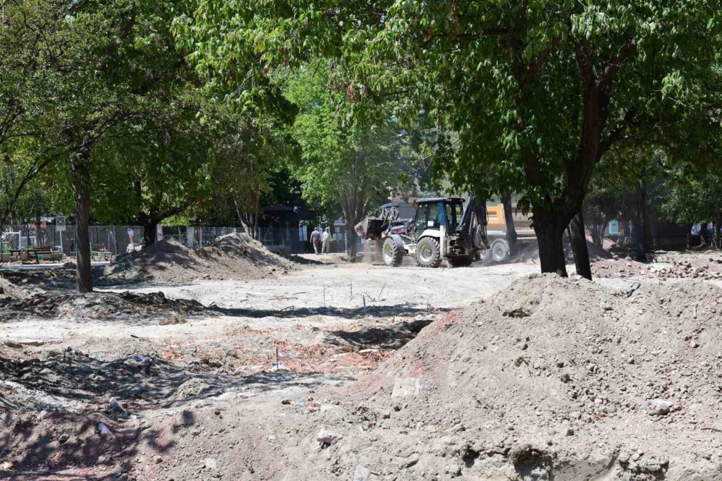 Başkan Erol, Kestel’in kalbi Aile Parkı’ndaki çalışmaları inceledi