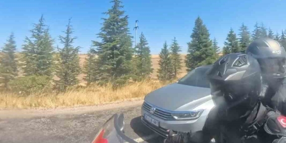 Otomobilin motosikleti sağından tehlikeli geçişi kask kamerasına yansıdı