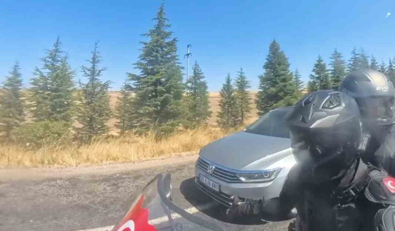 Otomobilin motosikleti sağdan tehlikeli geçişi kask kamerasında
