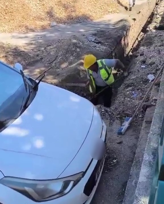 Araç sahibine ulaşılamayınca otomobilin etrafını kazdılar