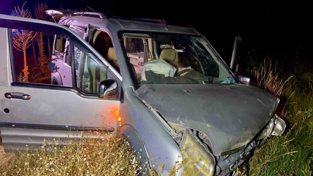 Otomobille hafif ticari araç çarpıştı:8 yaralı
