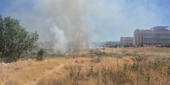 Okul ile sağlık ocağı arasındaki otluk arazideki yangın itfaiye ekiplerince büyümeden söndürüldü