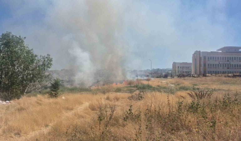 Eskişehir’de okul ile sağlık ocağı arasındaki yangın büyümeden söndürüldü