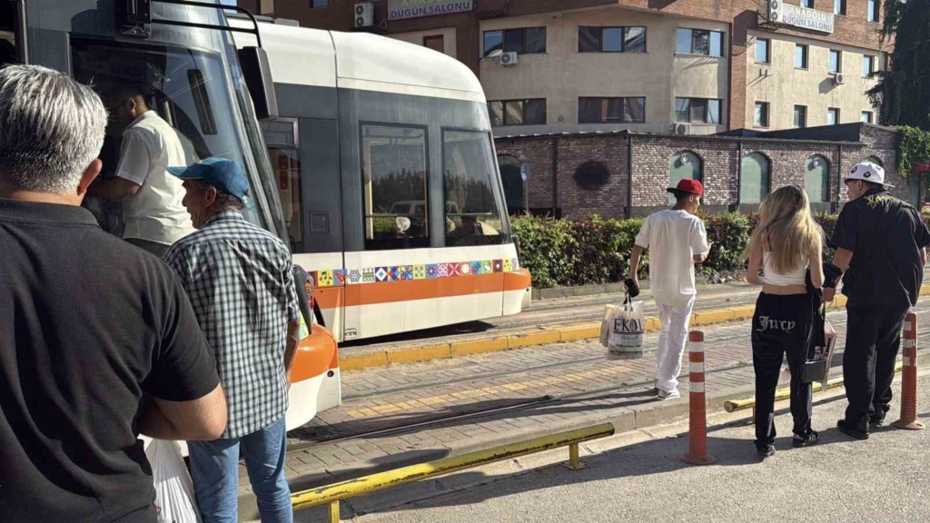 Eskişehir’de tramvayın çarptığı yaya yaralandı