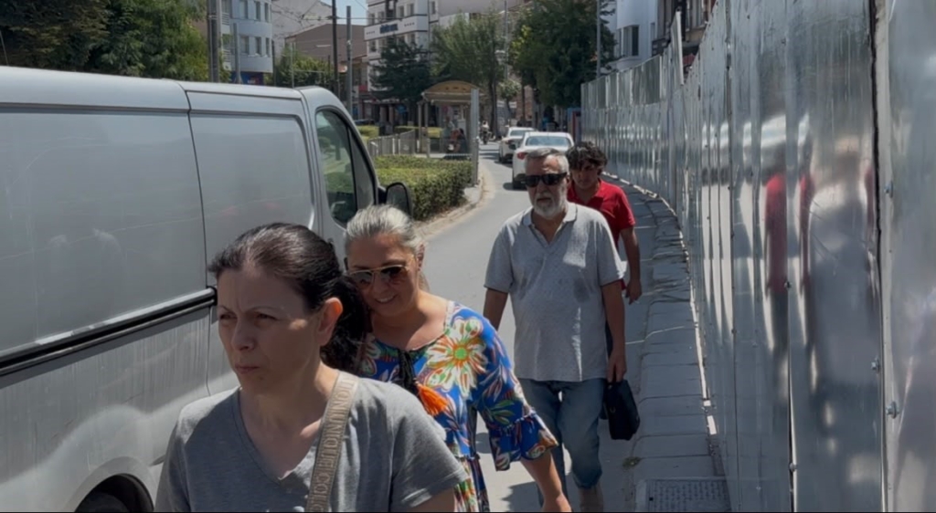 İnşaat paravanı kaldırımı kapattı, yayalar trafiğin ortasında kaldı