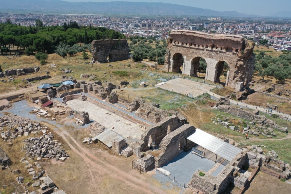 Bakan Ersoy: Tralleis’te 2 bin yıllık 300 kişilik antik havuz gün yüzüne çıkarıldı