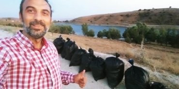Balık tutmaya geldikleri gölette çöp topladılar