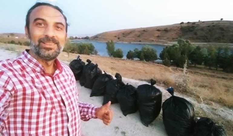 Balık tutmaya geldikleri Zemzemiye Göleti’nde çöp topladılar