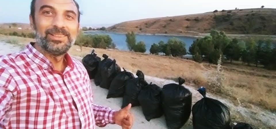 Balık tutmaya geldikleri gölette çöp topladılar