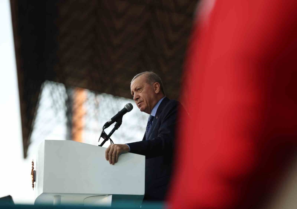 Cumhurbaşkanı Erdoğan: "Birileri 30 yıl öncesinin kodları içinde gelişmeleri ele almaya çalışırken, biz yeni sistemin kutup başlarından biri olmak için ne gerekiyorsa onu yapıyoruz"