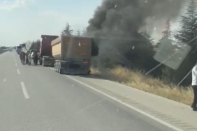 Sivrihisar’da seyir halindeki tırın dorse lastiği tutuştu