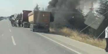 Sivrihisar’da seyir halindeki tırın dorse lastiği tutuştu