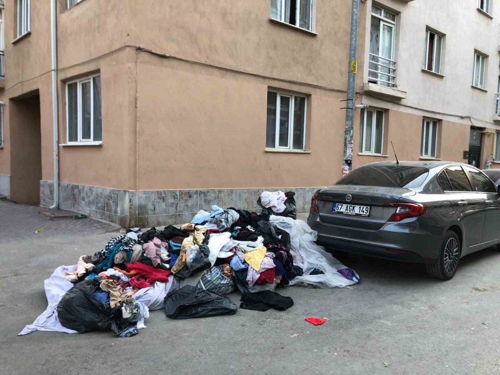 Eskişehir’de kaldırımı kapatan kıyafet yığını dikkat çekti