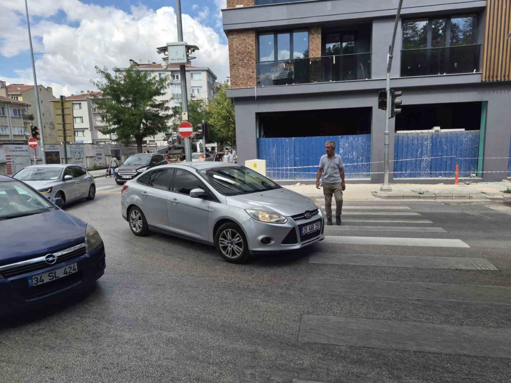Elektrik kesintisi sebebiyle trafik ışıkları yanmayınca karışıklık meydana geldi