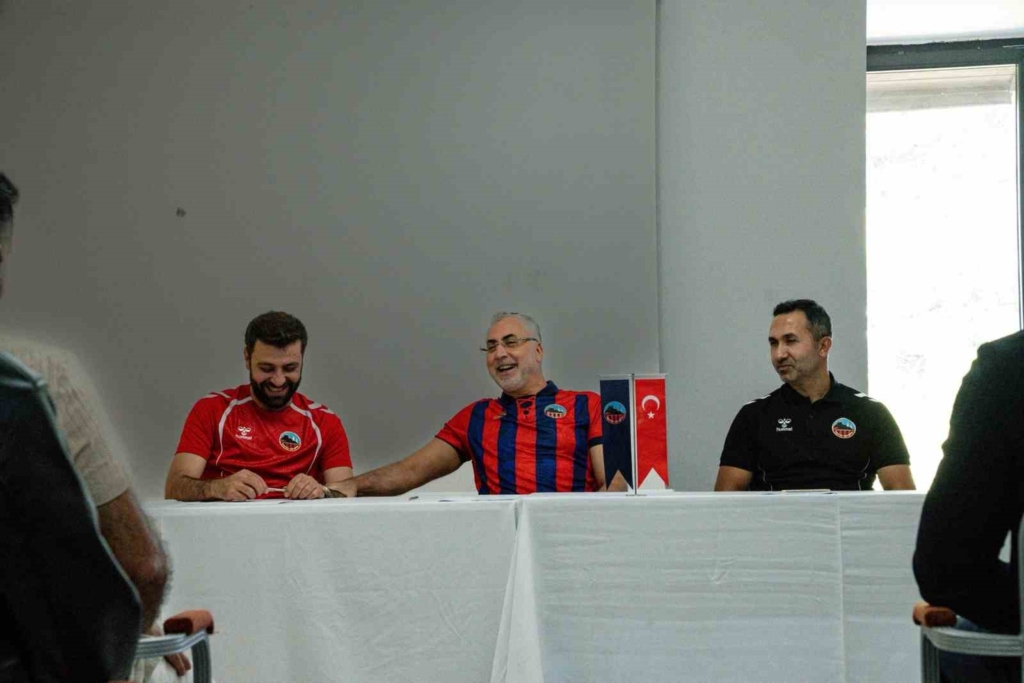 Bakan Işıkhan, Bolu kampındaki Mardin 1969 Spor’u ziyaret etti
