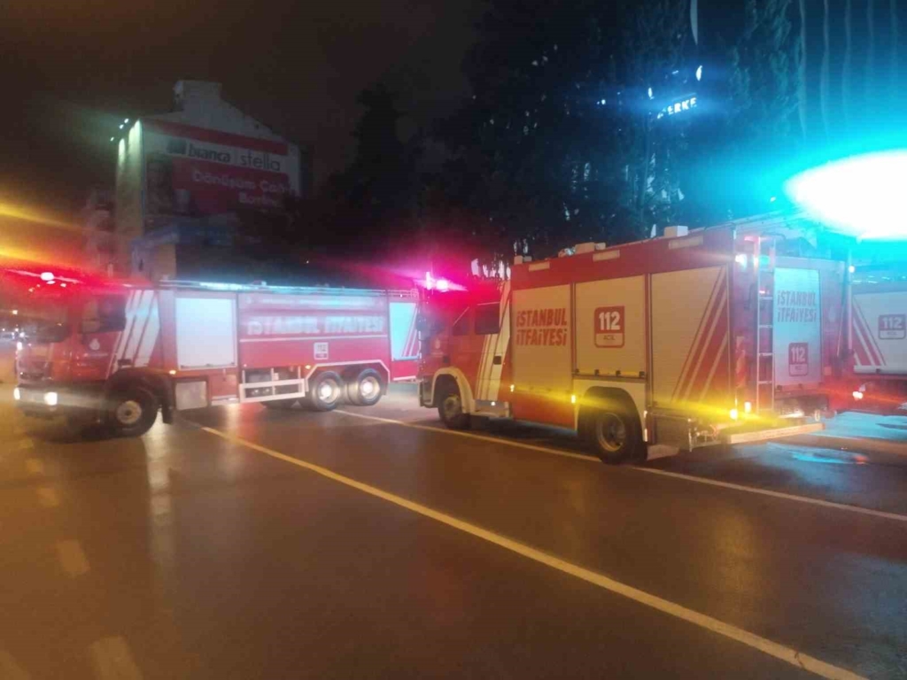 Sultanbeyli’de alışveriş merkezinde korkutan yangın