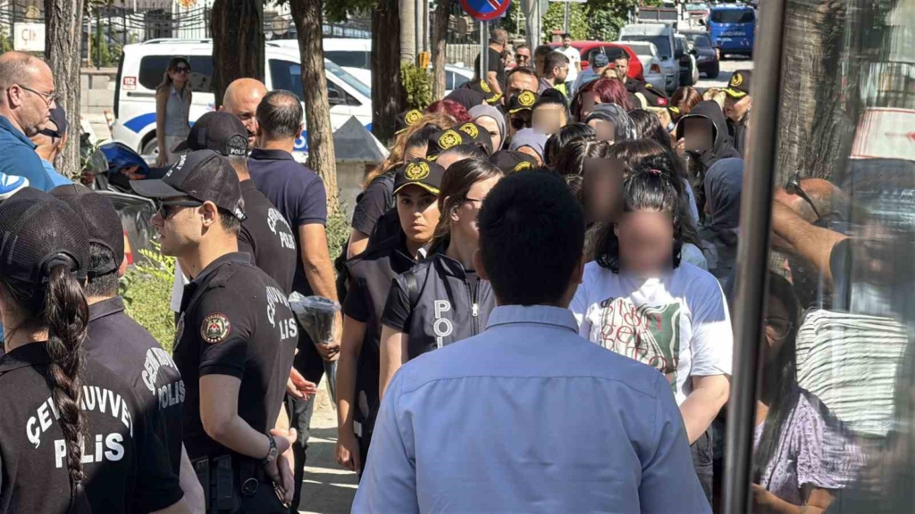 Eskişehir merkezli dev dolandırıcılık operasyonunda yakalanan 90 şüpheli adliyeye sevk edildi