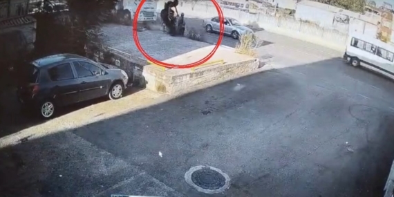Bir adımla hayata tutundu, motosikletli duvara çarparak can verdi