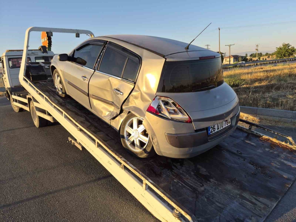Eskişehir’de iki araç kavşakta çarpıştı: 3 yaralı