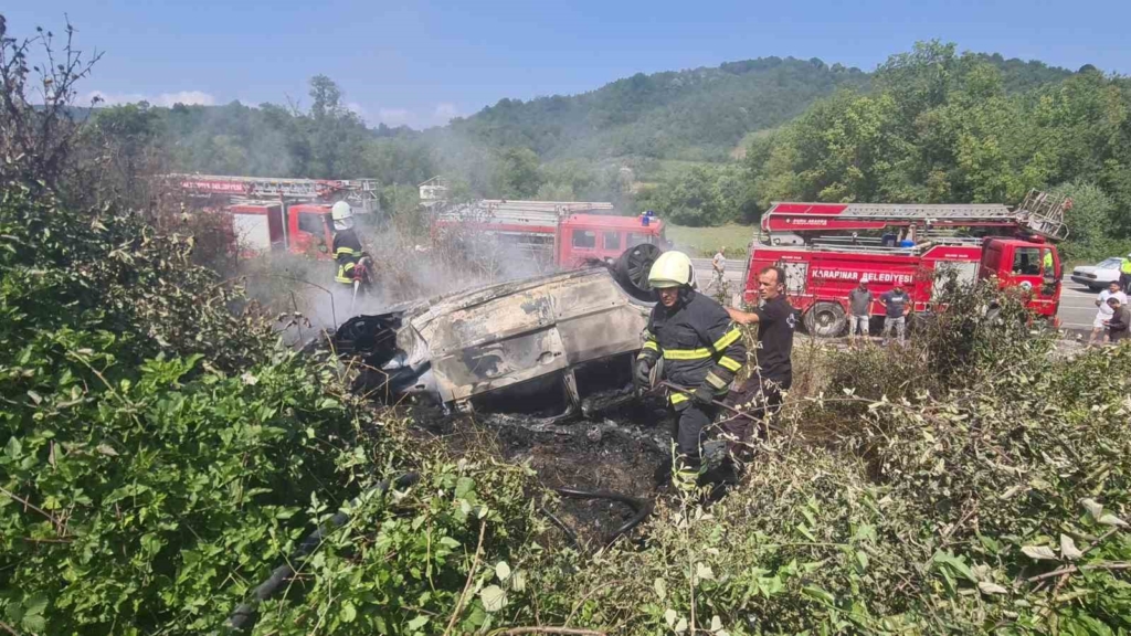 Otomobil durağa çarpıp takla attı: Yangın çıkan otomobilin sürücüsünü jandarma alevlerin arasından kurtardı