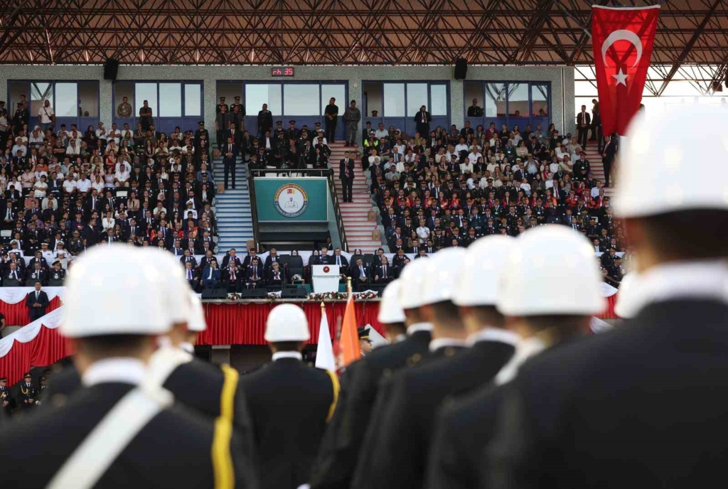 Cumhurbaşkanı Erdoğan: "Birileri 30 yıl öncesinin kodları içinde gelişmeleri ele almaya çalışırken, biz yeni sistemin kutup başlarından biri olmak için ne gerekiyorsa onu yapıyoruz"