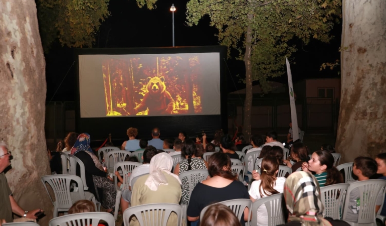 Osmangazi’de yazlık sinema Veysel Karani Mahallesi’nde çocukları buluşturdu