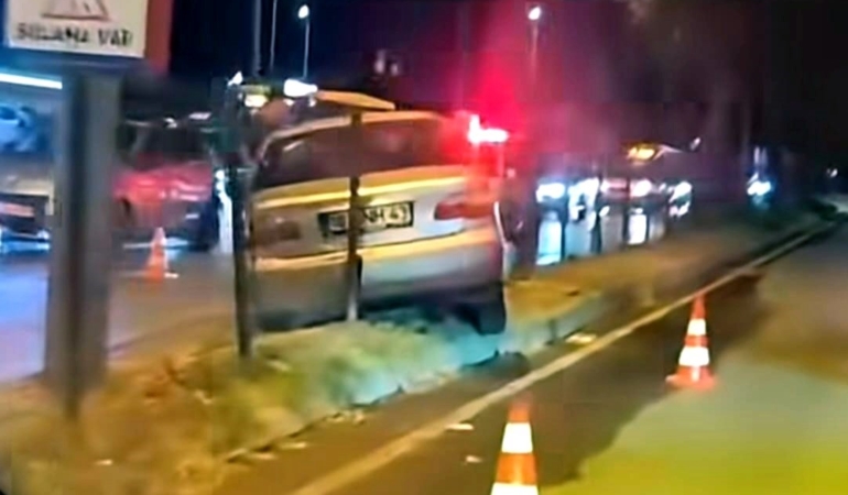 Kontrolden çıkan otomobil İnegöl’de orta refüje çıktı
