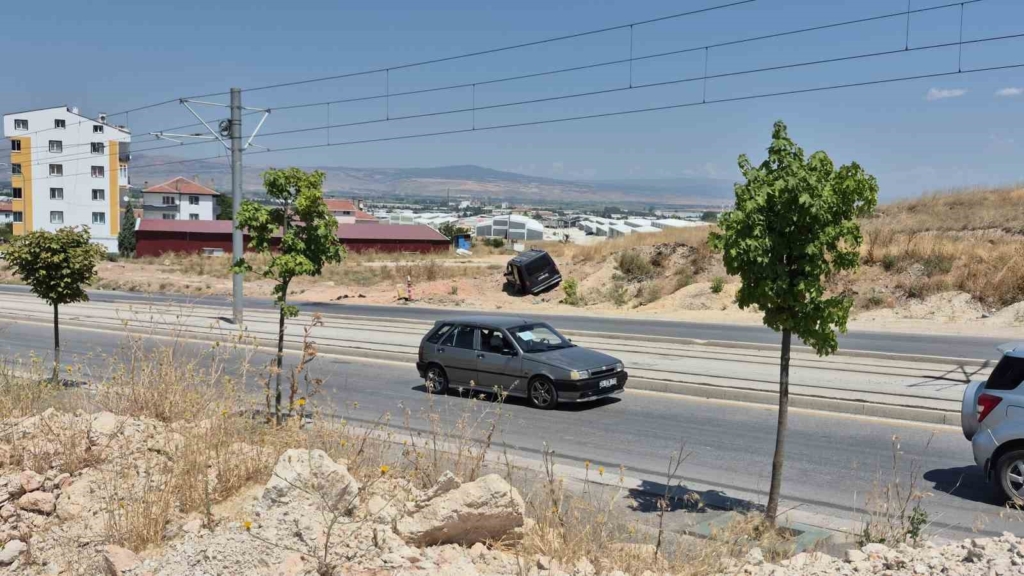 Eskişehir’de hafif ticari araç toprak alana savruldu: 2 yaralı