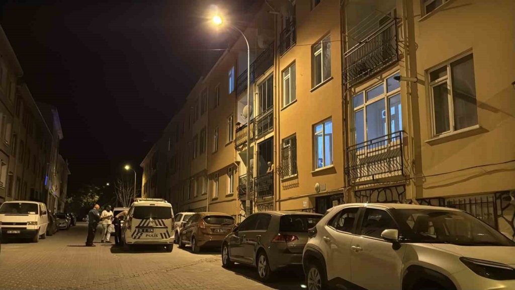 Daire kapısını kıran kasklı 3 şüpheli uyuşturucu dolu 3 koliyi kaçırdı