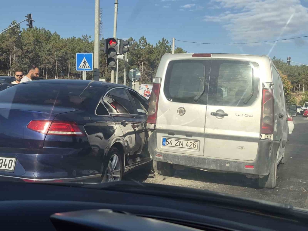 Eskişehir’de 3 aracın karıştığı kazada hasar oluştu