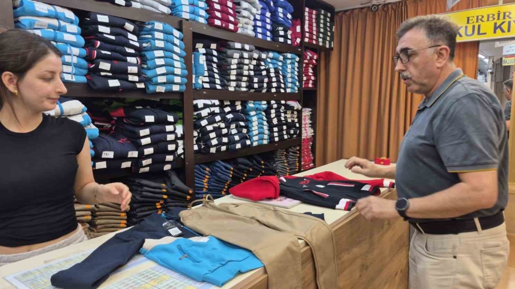Okul kıyafetlerinde hareketlilik başladı: En uygun set 2 bin liradan başlıyor