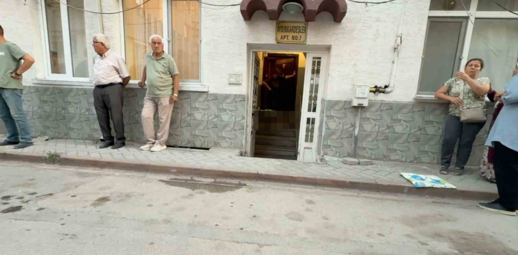 Sokakta düşen yaşlı adam evinin kapısında hayatını kaybetti