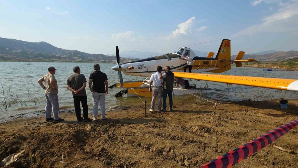 İzmir Beydağ Barajı’ndan su almak isteyen yangın söndürme uçağı havalanamadı