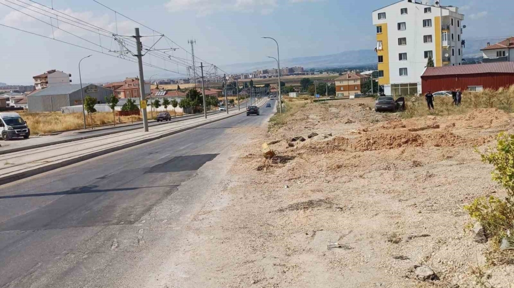 Eskişehir’de kontrolden çıkan otomobil toprak alana girdi