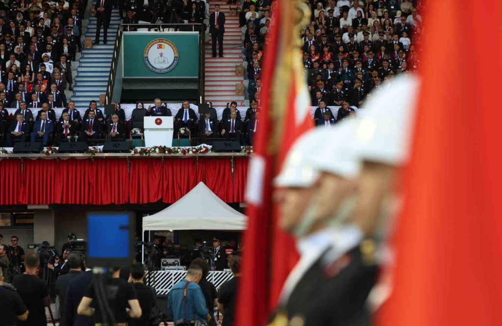 Cumhurbaşkanı Erdoğan: "Birileri 30 yıl öncesinin kodları içinde gelişmeleri ele almaya çalışırken, biz yeni sistemin kutup başlarından biri olmak için ne gerekiyorsa onu yapıyoruz"