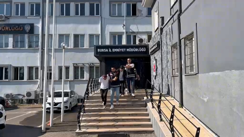 Vatandaşlara zorla hesap açtırıp kara para aklayan şahıslara baskın