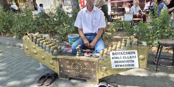 Seyyar ayakkabı boyacısının astığı yazı çevrede dikkat çekiyor