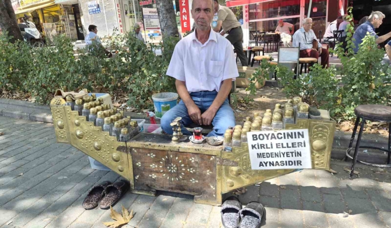 Ayakkabı boyacısının tezgahına astığı yazı dikkat çekiyor
