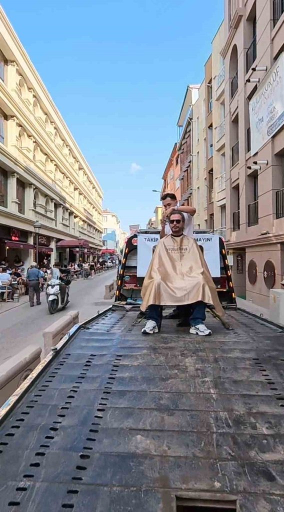 Eskişehir’de çekici üzerinde saç tıraşı oldular